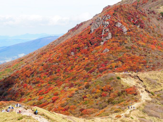 扇ヶ鼻へ向かう登山道から眺める紅葉
