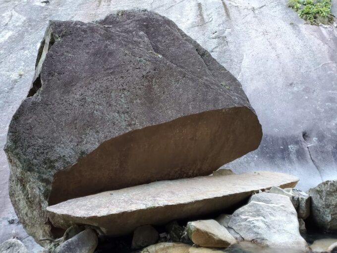 パックン岩と呼ばれる口を開けているように見える奇岩