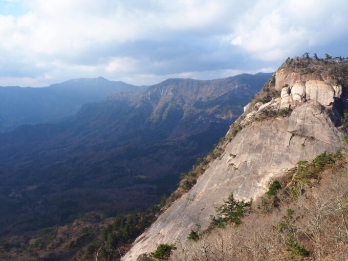 鉾岳展望所から望む花崗岩スラブ