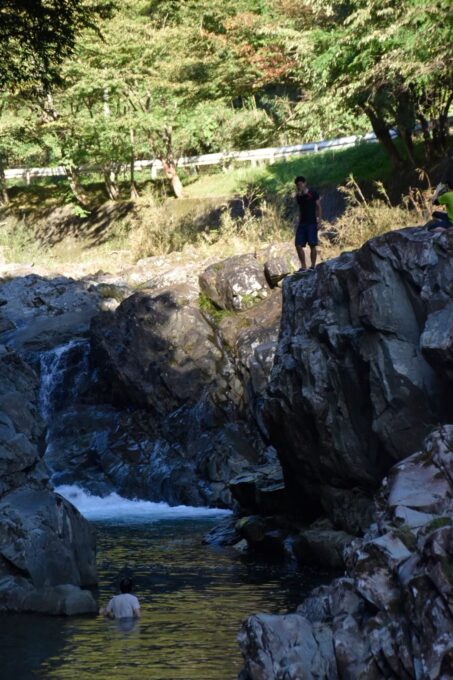 小瀬戸の滝近くにある山国川の飛び込みスポット