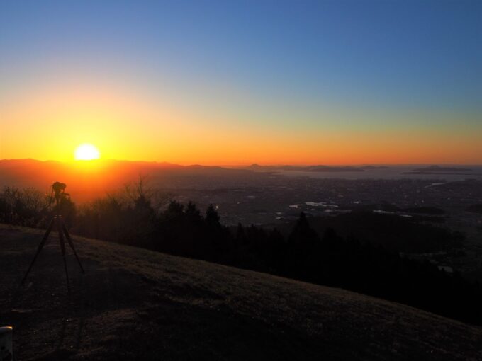 米ノ山展望台から見る夕日と福岡の街並み