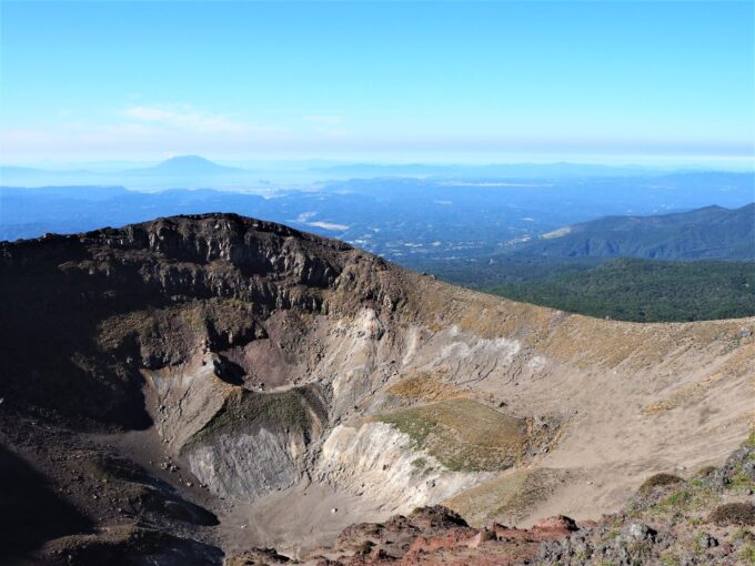 高千穂峰の火口と遠くに見える桜島
