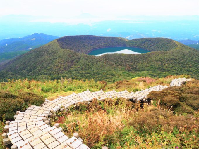 韓国岳山頂から見下ろす大波池