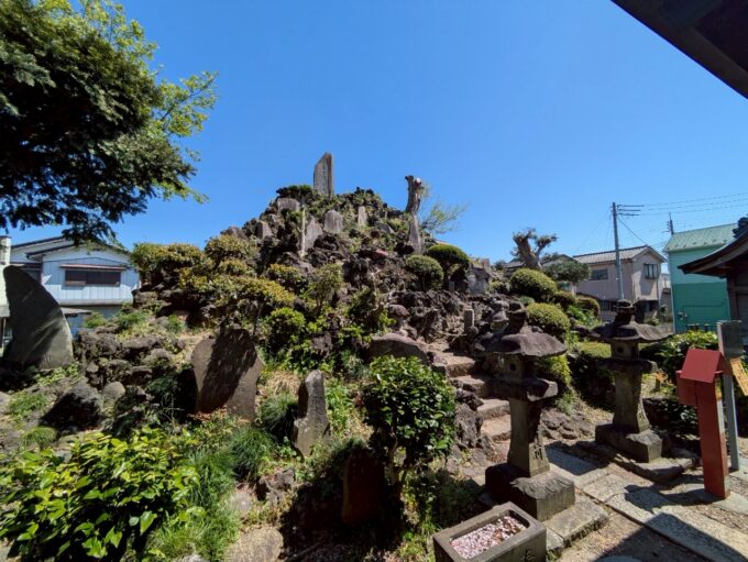 浅間神社裏の富士塚